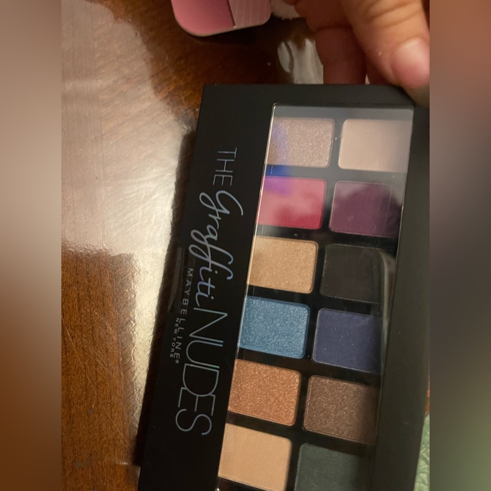 4 pieces  
2 brush sets  
2 eyeshadow palettes - Picture 7 of 7
